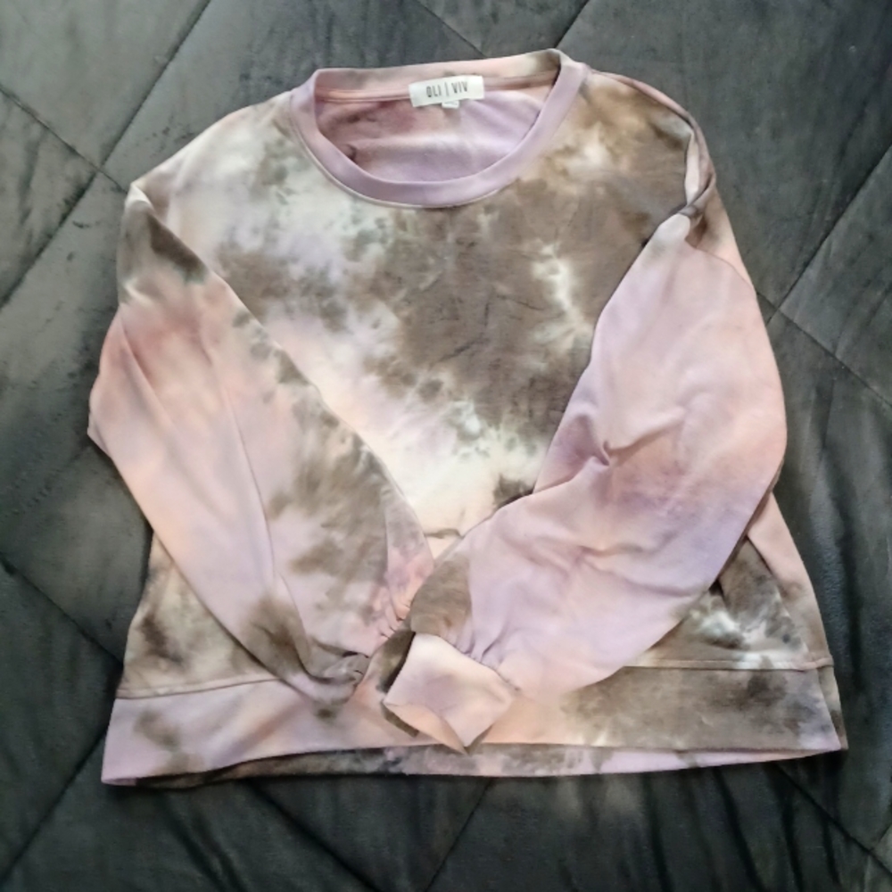 The brand is oli viv it is a size médium and its color is grey purple white mix